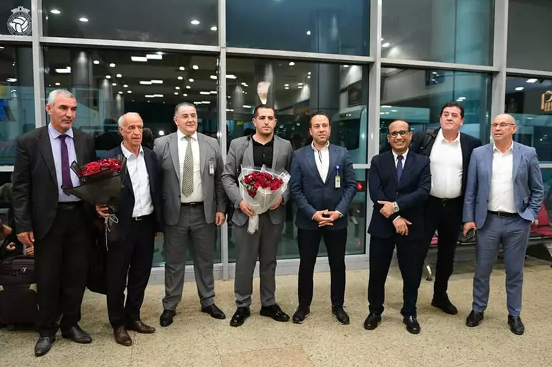 استعدادا لمواجهة الزمالك بنهائي الكونفدرالية.. بعثة اتحاد العاصمة تصل إلى القاهرة 